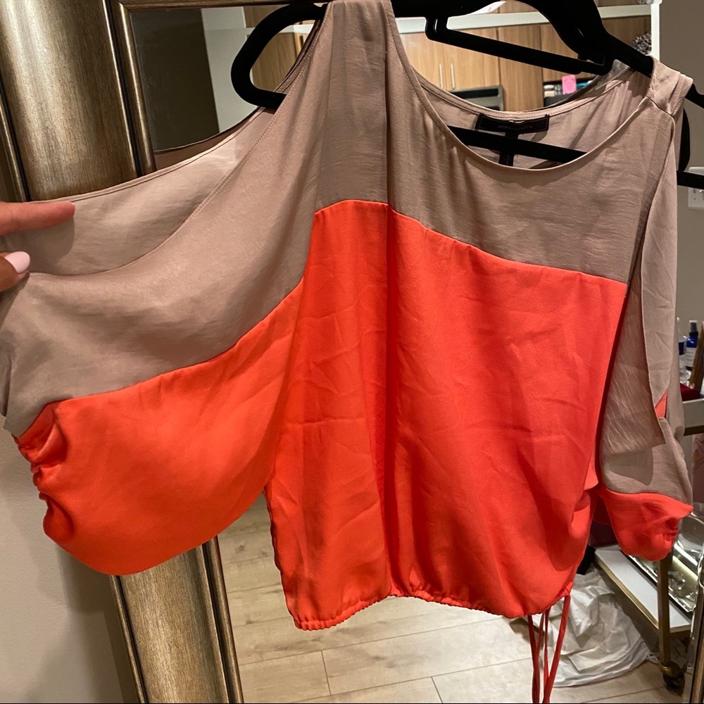 BCBG 🧡 open sleeve top